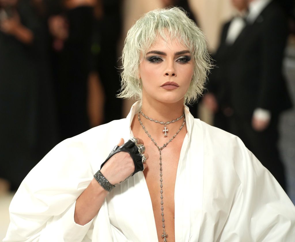 You'll Want To Embrace Your Grays With These Gorgeous Hair Color Ideas (17)