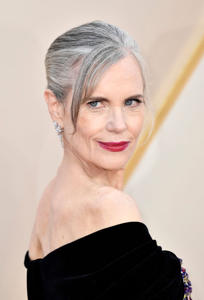 You'll Want To Embrace Your Grays With These Gorgeous Hair Color Ideas (4)