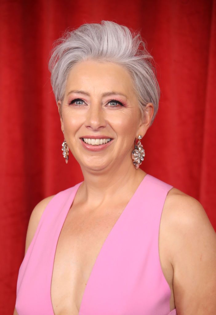 You'll Want To Embrace Your Grays With These Gorgeous Hair Color Ideas (22)