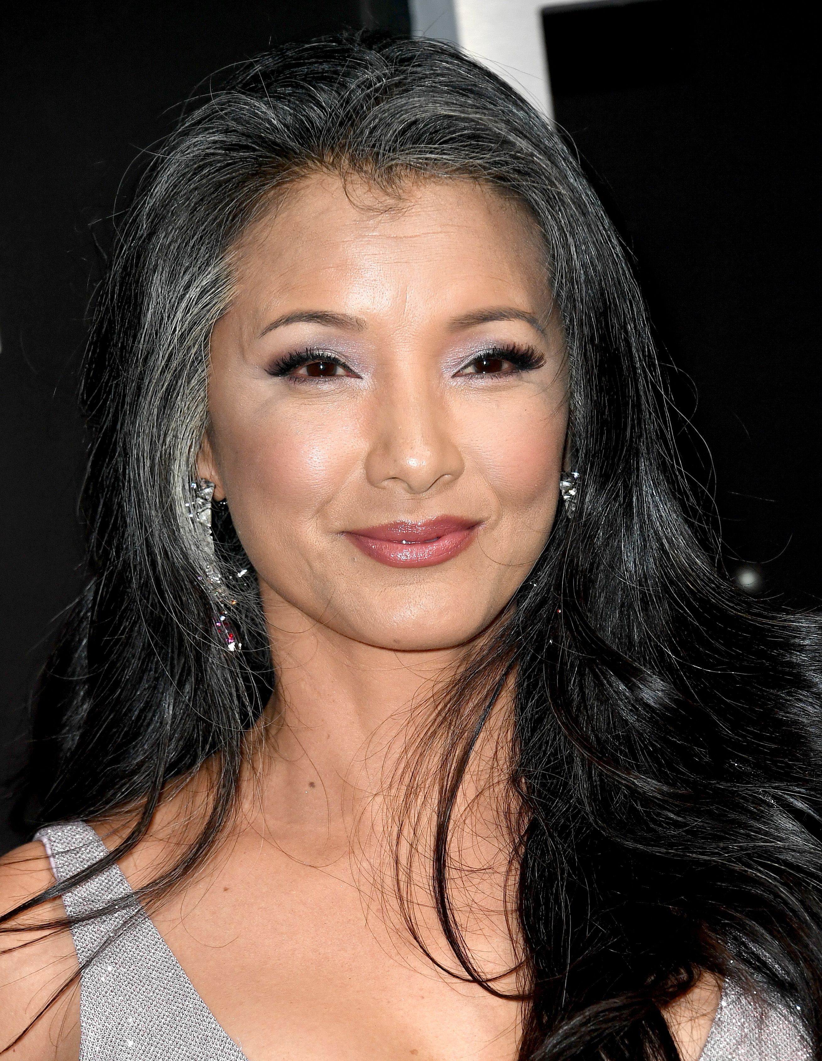 You'll Want To Embrace Your Grays With These Gorgeous Hair Color Ideas (16)